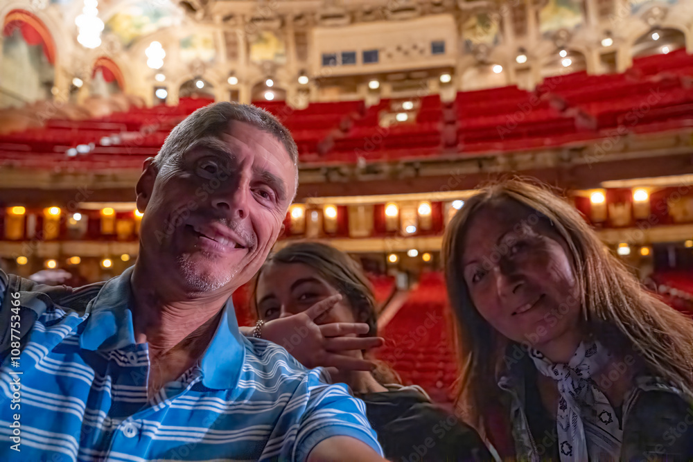 Obraz premium A caucasian familty happy inside Chicago Theatre