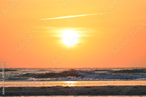 Sonnenuntergang am Strand von Nordholland im Sommer.  photo