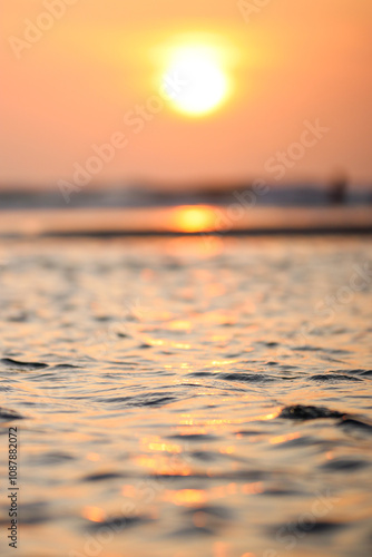 Sonnenuntergang am Strand von Nordholland im Sommer. 