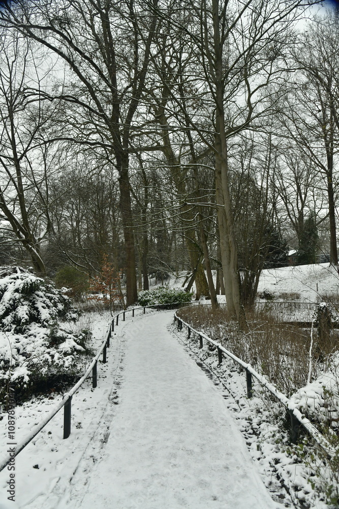 Route pour la promenade sous la neige au parc Josaphat à Schaerbeek (Bruxelles) Route pour la promenade sous la neige au parc Josaphat à Schaerbeek (Bruxelles)