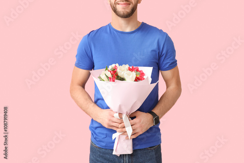 Young delivery man with bou...