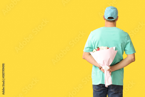 Young delivery man with bou...
