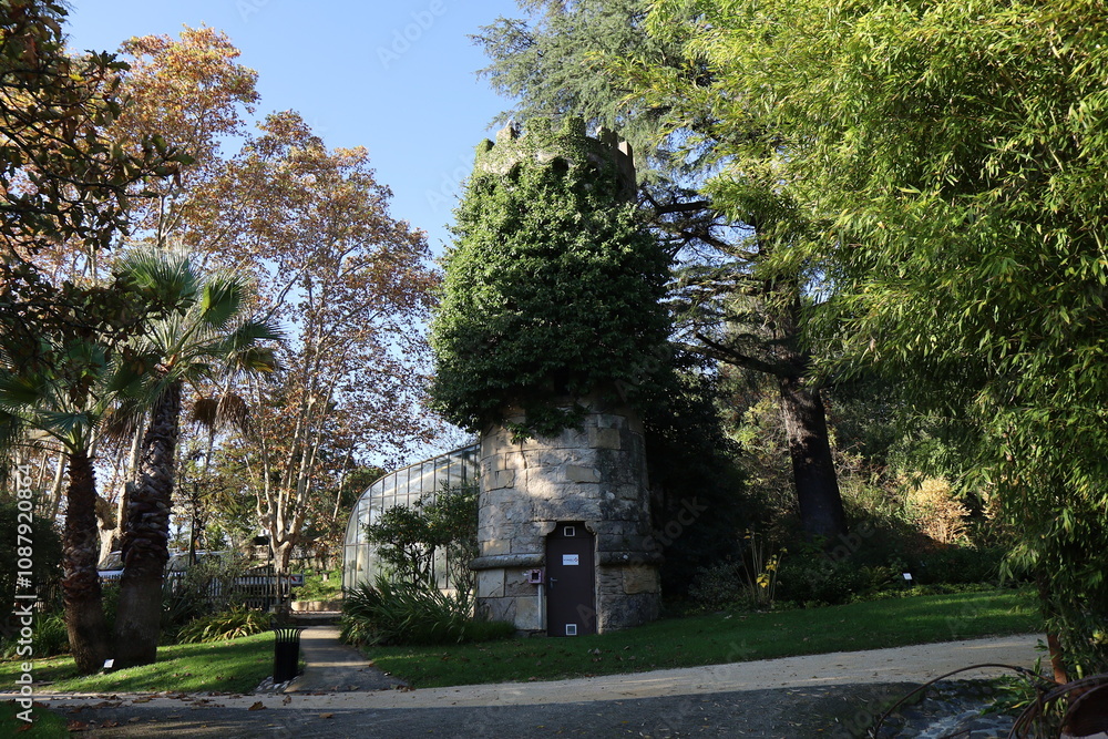 Le parc botanique de la tour vieille, jardin botanique et parc public, ville d'Alès, département du Gard, France Le parc botanique de la tour vieille, jardin botanique et parc public, ville d'Alès, département du Gard, France