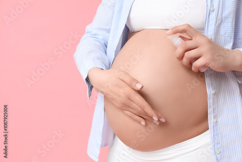 Young pregnant woman applyi...