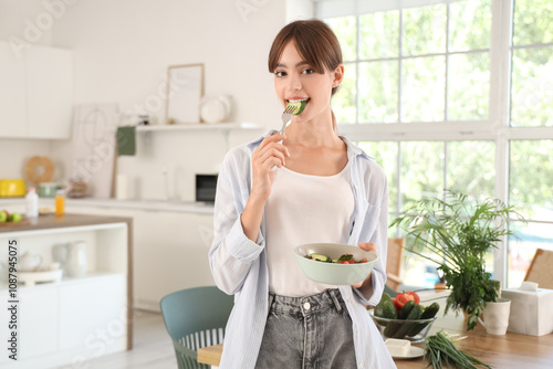 Young woman eating vegetabl...