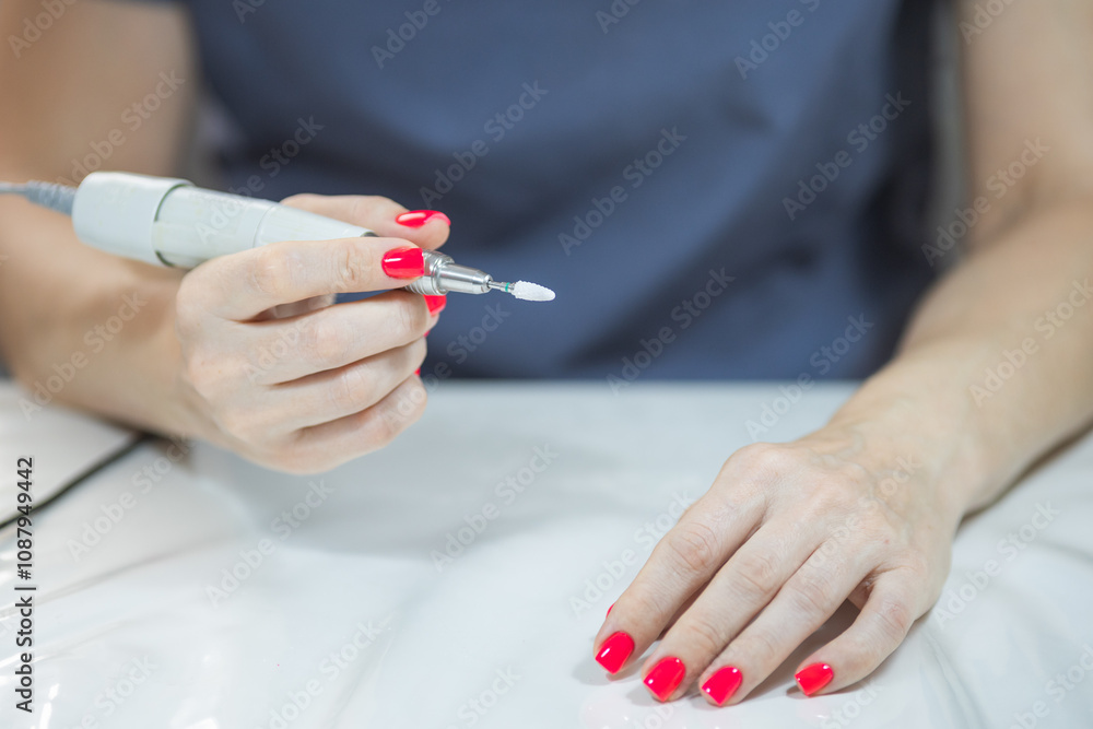 Φωτογραφία women's hands in close-up with manicure equipment