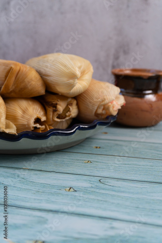 Mesa con plato lleno de tamales, platillo mexicano