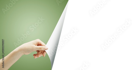 Foto A hand pulling back a green page to uncover a blank white space, isolated on a green background