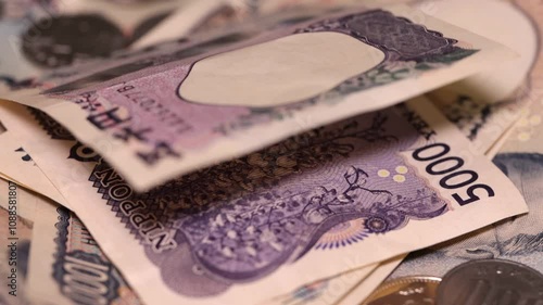 新紙幣　積み重なるお金、支払いをする　男性、お金の価値