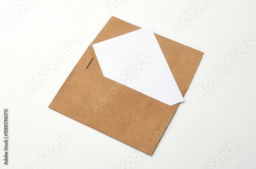 갈색봉투 속에 사용하지 않은 백색의 사진인화지