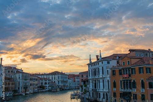 Tramonto sul canal grande nella Laguna di Venezia, una città costruita sull'acqua. photo