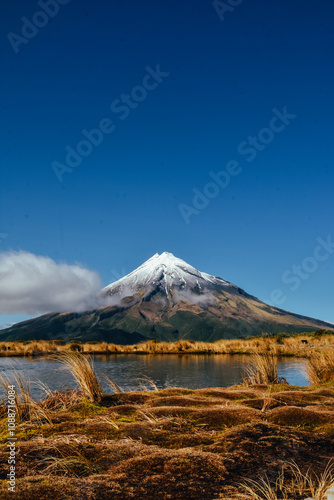 Fotografía del Monte Taranaki con su reflejo en el Pouakai Tarns en Nueva Zelanda.