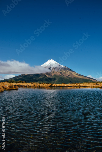El Monte Taranaki con su reflejo en el Pouakai Tarns, Nueva Zelanda.