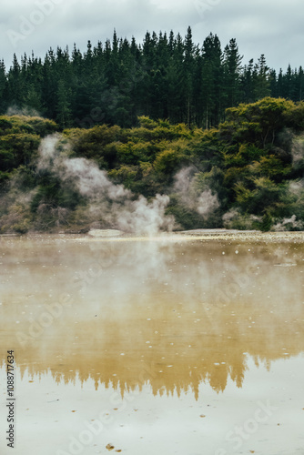 Fotografía de la actividad geotermal en Wai O Tapu Park, Rotorua, Nueva Zelanda. photo