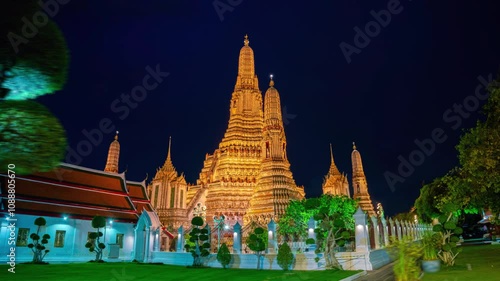 Hyperlapse video of Wat Arun in Bangkok, Thailand at night