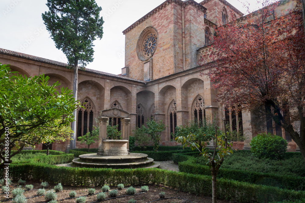 Claustro gotico de la catedral de Siguenza, Guadalajara, castilla la mancha, españa. Claustro gotico de la catedral de Siguenza, Guadalajara, castilla la mancha, españa.