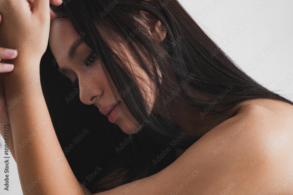 Naklejka premium 若いアジア女性の雰囲気のあるビューティーポートレート