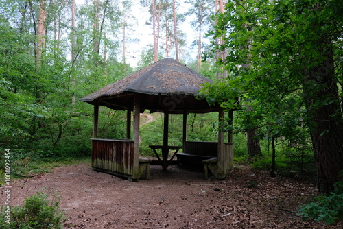 FU 2023-07-15 Wanderheide 932 Im Wald steht eine Picknickhütte photo