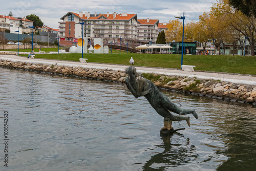Paisagem serena vista do Cais da Fonte Nova, Aveiro, com seus canais tranquilos, barcos coloridos e arquitetura típica, refletindo a beleza única e o charme pitoresco da cidade portuguesa