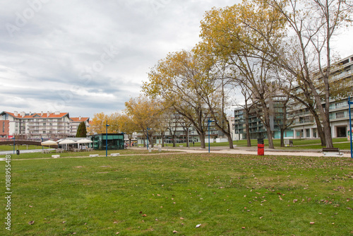 Paisagem serena vista do Cais da Fonte Nova, em Aveiro, com seus canais tranquilos, barcos coloridos e arquitetura típica, refletindo a beleza única e o charme pitoresco da cidade portuguesa