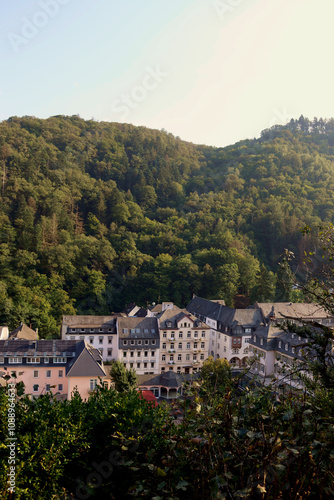 Der Kurort Bad Bertrich mit Blick auf den Kurgarten im Landkreis Cochem-Zell zwischen bewaldeten Hügeln. Aussicht vom Wanderweg Wasserfall-Erlebnisroute. photo