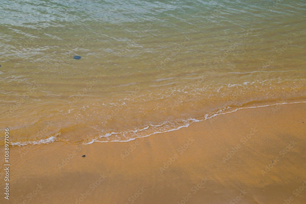 Calma na costa maritima com areia amarela na praia Calma na costa maritima com areia amarela na praia