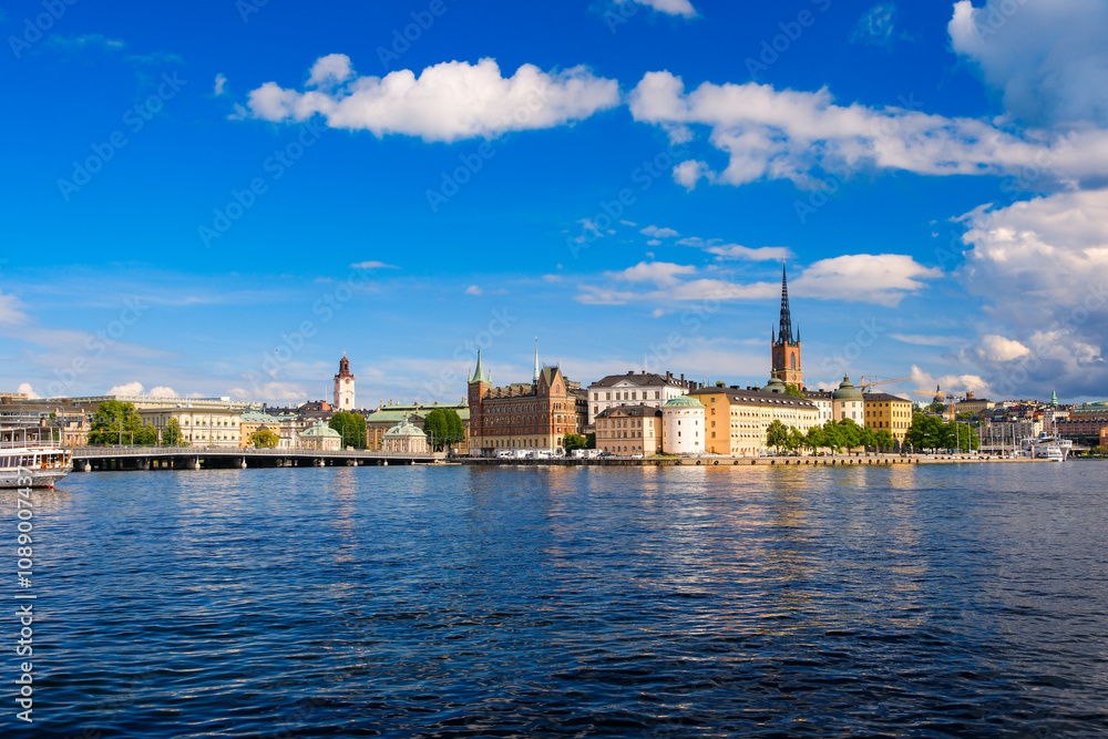 Obraz premium スウェーデン ストックホルムの湖と旧市街の街並み