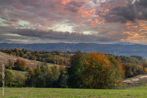 Fototapeta Naklejka Na Ścianę i Meble -  Jesienny górski krajobraz w Beskidach