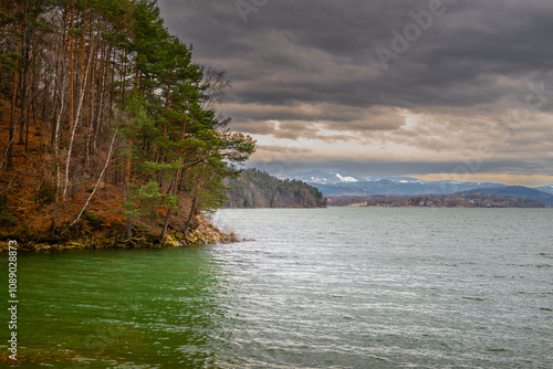 Fototapeta Naklejka Na Ścianę i Meble -  brzeg jeziora w jesiennym krajobrazie z pięknymi chmurami na niebie
