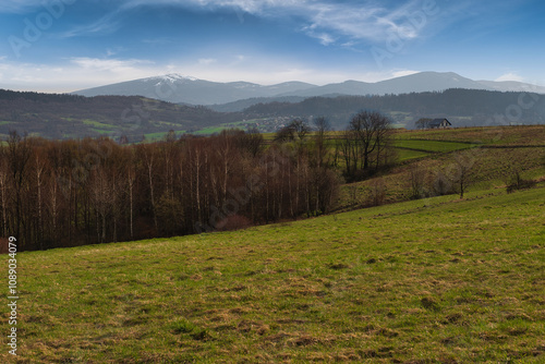 Fototapeta Naklejka Na Ścianę i Meble -  Górski jesienny krajobraz w Beskidach
