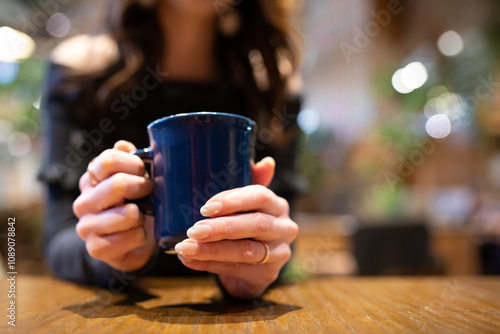 コーヒーを飲む女性の手元 photo