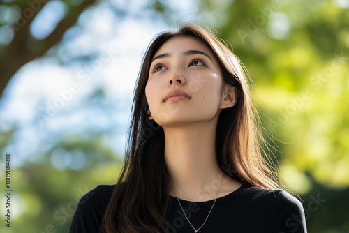 上を見上げる若い日本人の女性