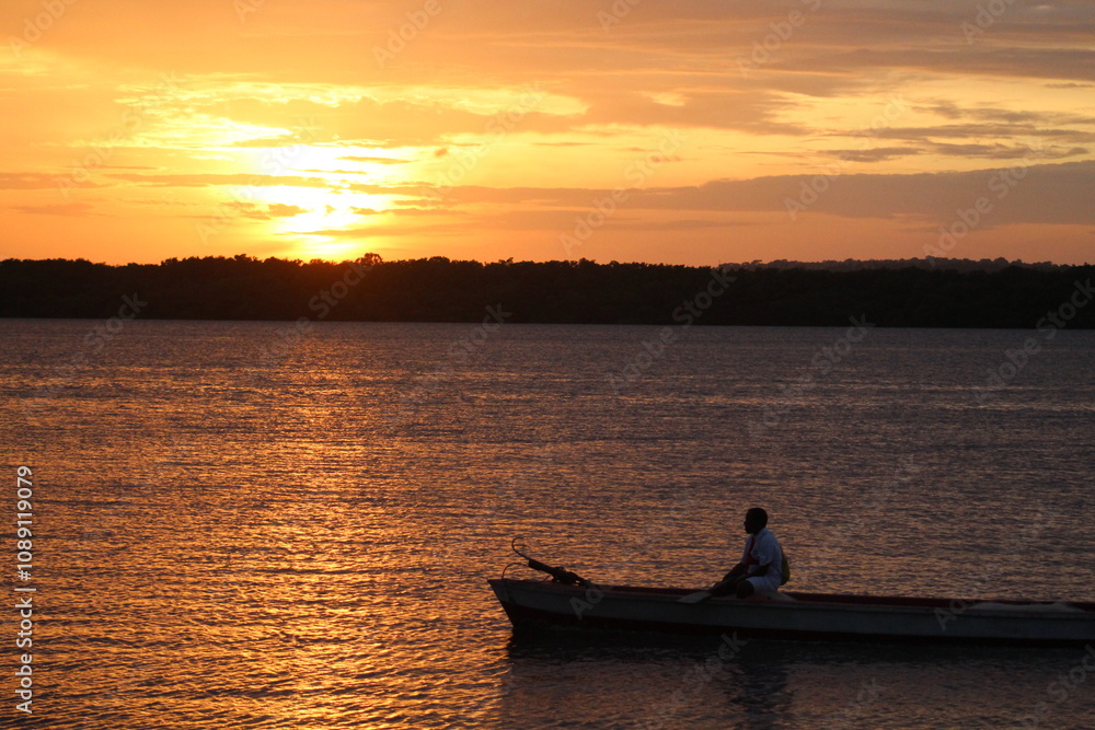 barco no por do sol da praia do jacaré, cabedelo, paraíba barco no por do sol da praia do jacaré, cabedelo, paraíba