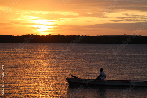 barco no por do sol da praia do jacaré, cabedelo, paraíba