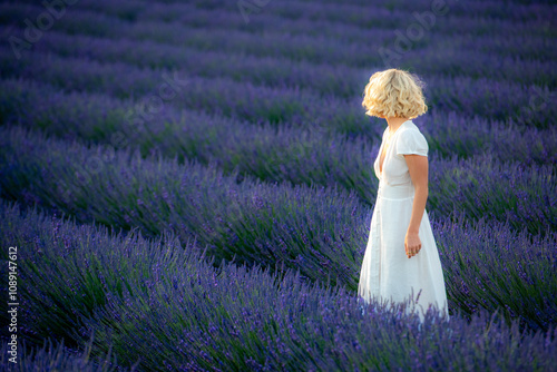 Donna in Provenza nei campi di lavanda di Valensole photo