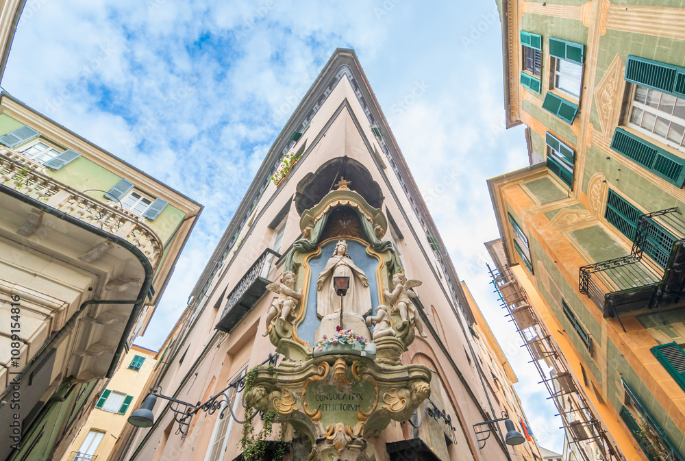 Naklejka premium Bâtiments de la Piazza Della Maddalena de Savone en Italie