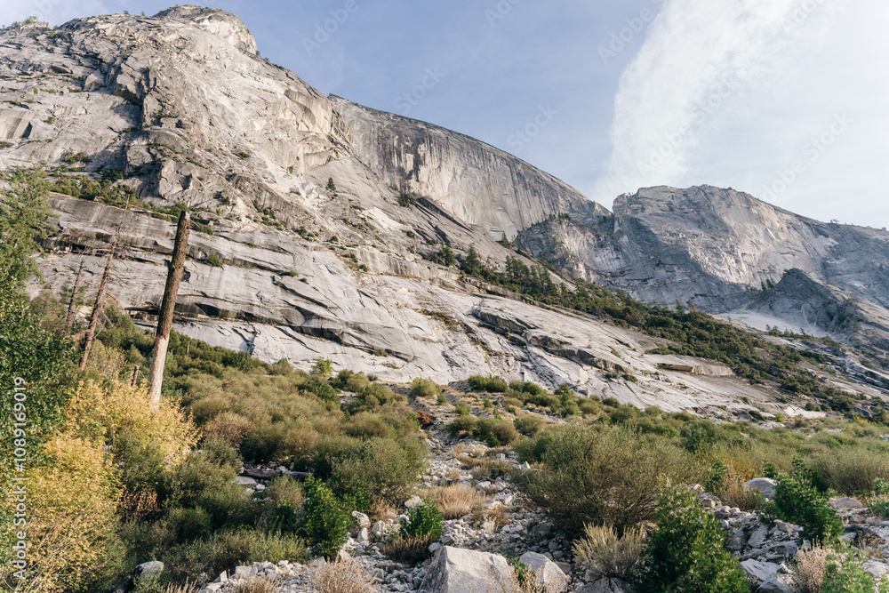 Obraz premium road to El Capitan and Yosemite Valley in Yosemite National Park in California, usa - sep 2th 2023