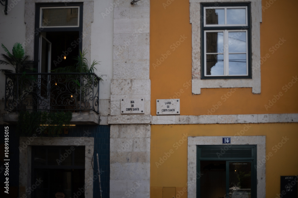 Naklejka premium old streets in lisboa, Portugal