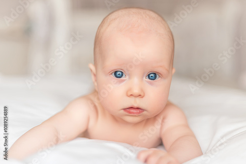 Obraz na płótnie Baby girl with blue eyes close-up. w salonie