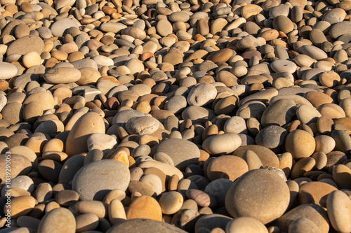 runde feine steine am strand des ozeans photo