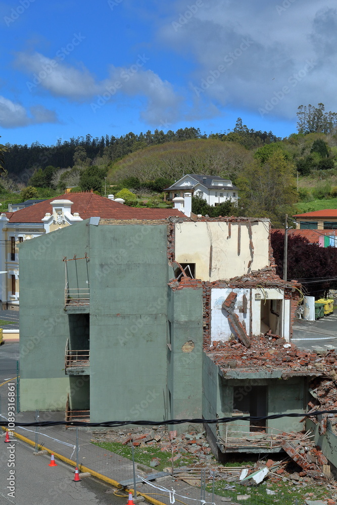 Fototapeta premium Edificio en plena demolición en Ortigueira.
