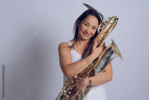 Tableau sur toile Portrait of a happy female saxophonist