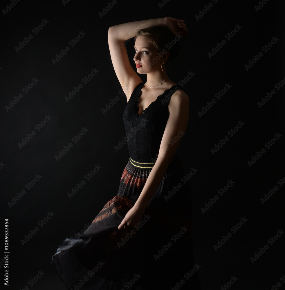 Naklejka premium frau, schönheit, gestalten, leitbild, haar, glamour, bekleidung, black, frau, dark, person, eleganz, sinnlichkeit, lang, atelier, posing, blond, gesicht, 1, leute, körper, stil, elegant, sinnlich, lip