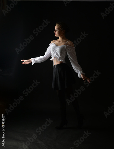 frau, tänzer, tanzen, ballett, dancing, schönheit, ballerina, gestalten, black, person, eleganz, atelier, bewegung, sport, leitbild, kunst, leute, körper, fitnes, posing, bekleidung, künstler, pose, s photo