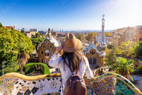 Photography A tourist woman enjoys a sightseeing trip of the famous landmarks at Barcelona,