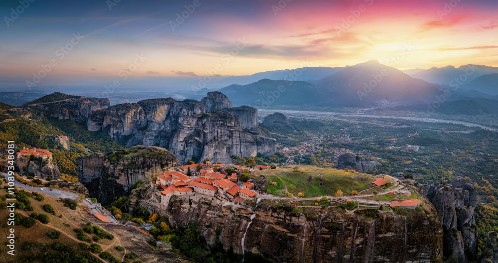 Obraz premium Beautiful aerial sunset view of the landscape with valley, mountains and monasteries of Meteora, Kalampaka, Greece