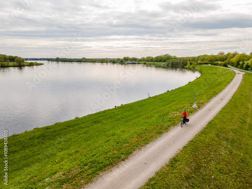 Einzelner Radfahrer auf dem Donauradweg am späten Nachmittag