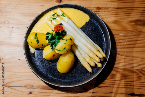 Weißer Spargel mit Kartoffeln und Sauce Hollondaise