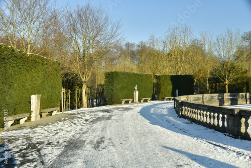 L'allée circulaire entourant le pavillon des Sept Étoiles sous la neige au domaine d'Arenberg à Enghien photo