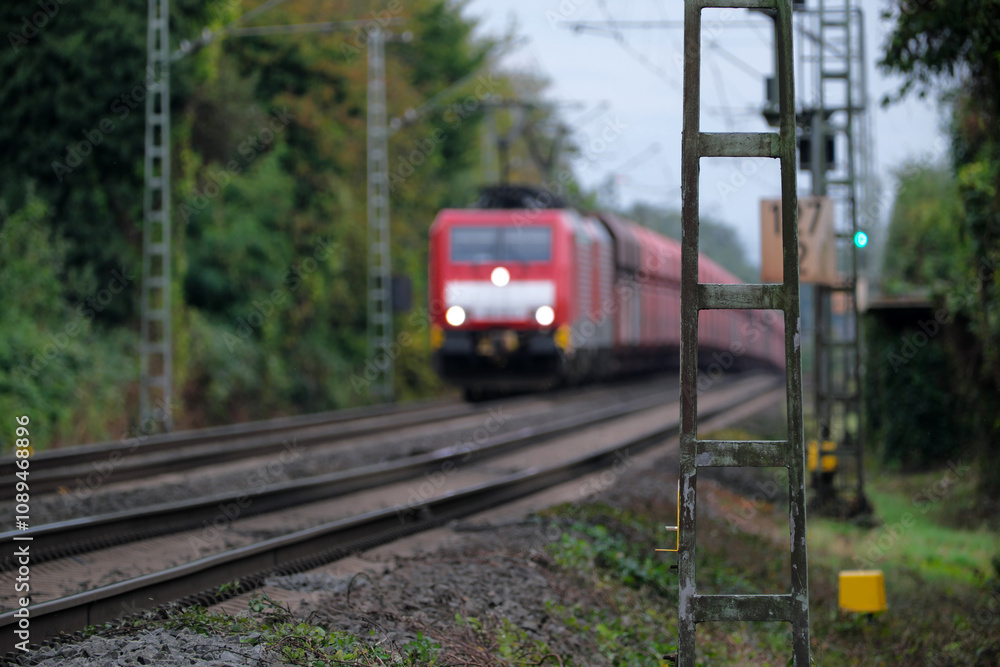 Güterzug auf freier Strecke - Stockfoto Güterzug auf freier Strecke - Stockfoto